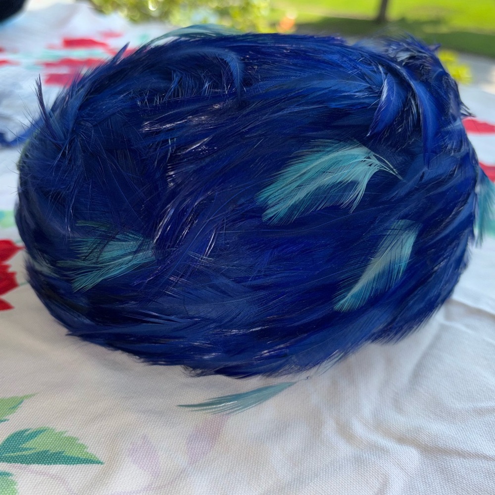 Vintage hat w/ royal blue/turquoise feathers & netting - Picture 7 of 13